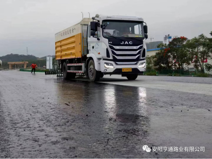 祝賀我司深汕西項(xiàng)目透層、封層試驗(yàn)段圓 滿成功